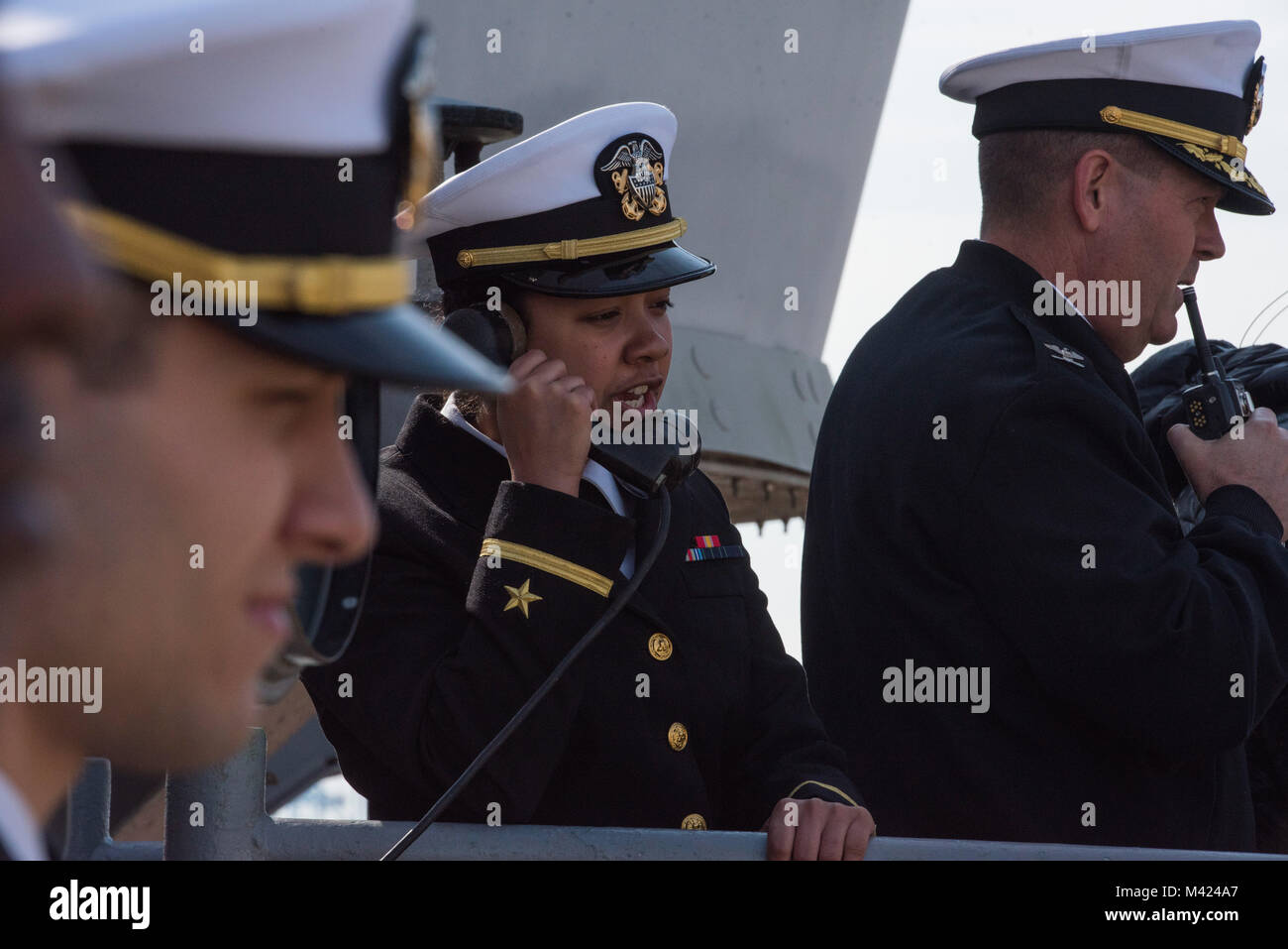 180209-N-DX615-206 MOBILE, Ala. (feb. 9, 2018) Ensign Danielle Poblarp, conning officer del guidato-missili cruiser USS Mare delle Filippine (CG 58), comunica con il timoniere come la nave transiti Mobile Bay. Mare delle Filippine sta partecipando a Mardi Gras celebrazioni durante una porta programmata visita al mobile, Ala. questa visita area fornisce ai residenti un opportunità di apprendere circa la marina. #USNavy #AmericasNavy #ForgedByTheSea (U.S. Foto della marina da capo la comunicazione di massa specialista Alan Gragg) Foto Stock