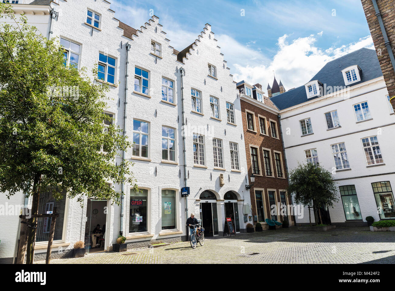 Bruges, Belgio - 1 Settembre 2017: facciata di vecchi edifici storici con la gente in giro per la città medioevale di Bruges, Belgio Foto Stock