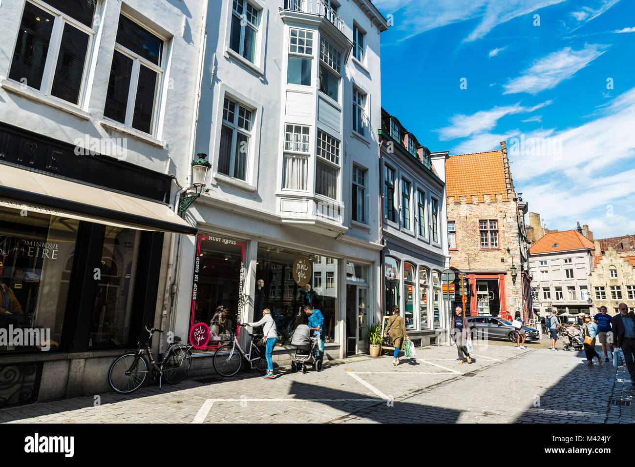 Bruges, Belgio - 1 Settembre 2017: Street con le persone camminare e biciclette parcheggiate nella città medievale di Bruges, Belgio Foto Stock