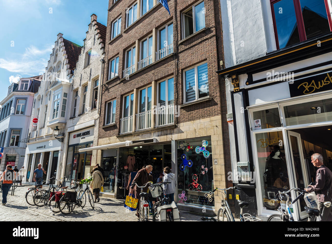 Bruges, Belgio - 1 Settembre 2017: Street con le persone camminare e biciclette parcheggiate nella città medievale di Bruges, Belgio Foto Stock