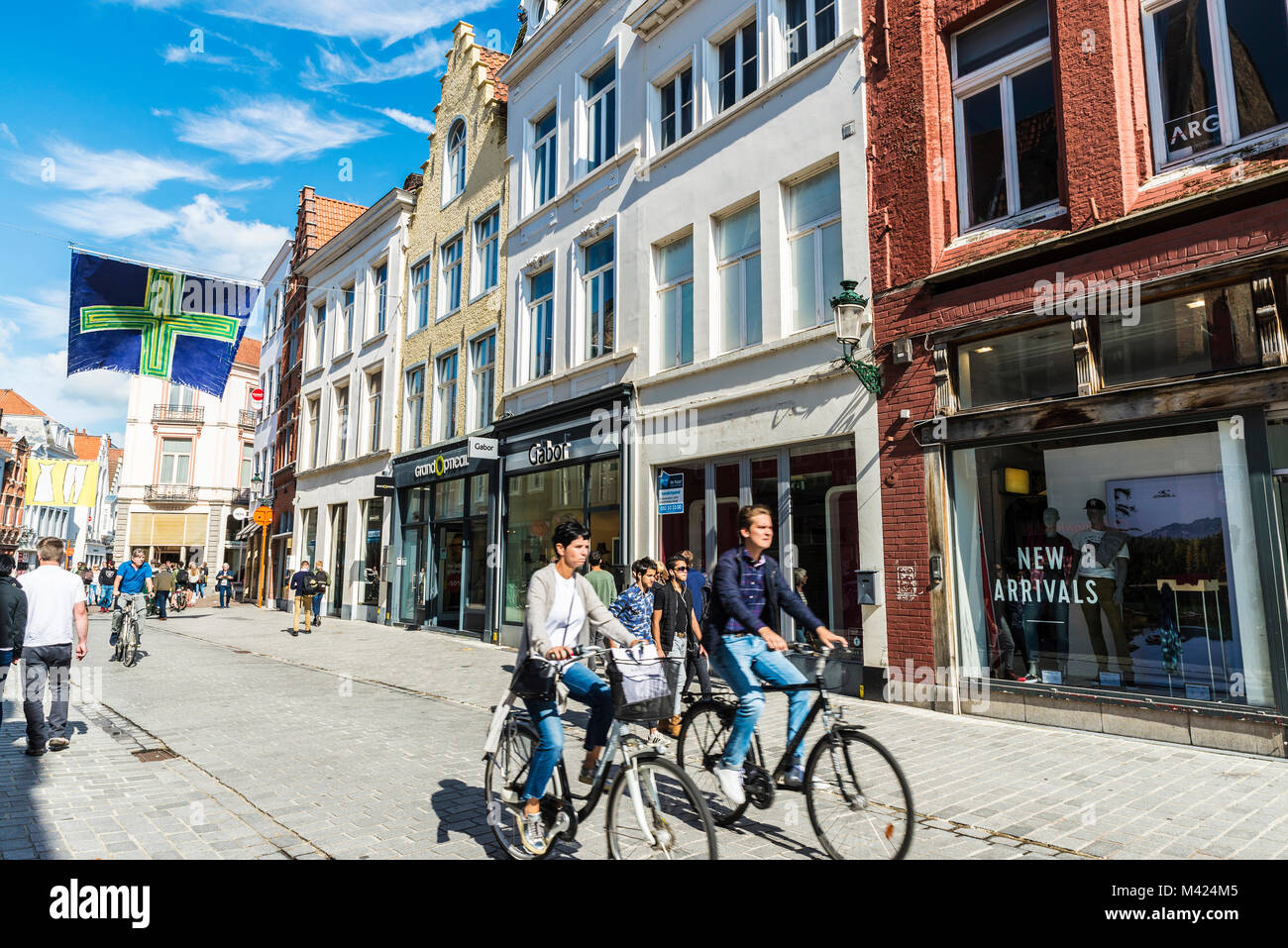 Bruges, Belgio - 1 Settembre 2017: Street con la gente a piedi e in bicicletta nella città medievale di Bruges, Belgio Foto Stock