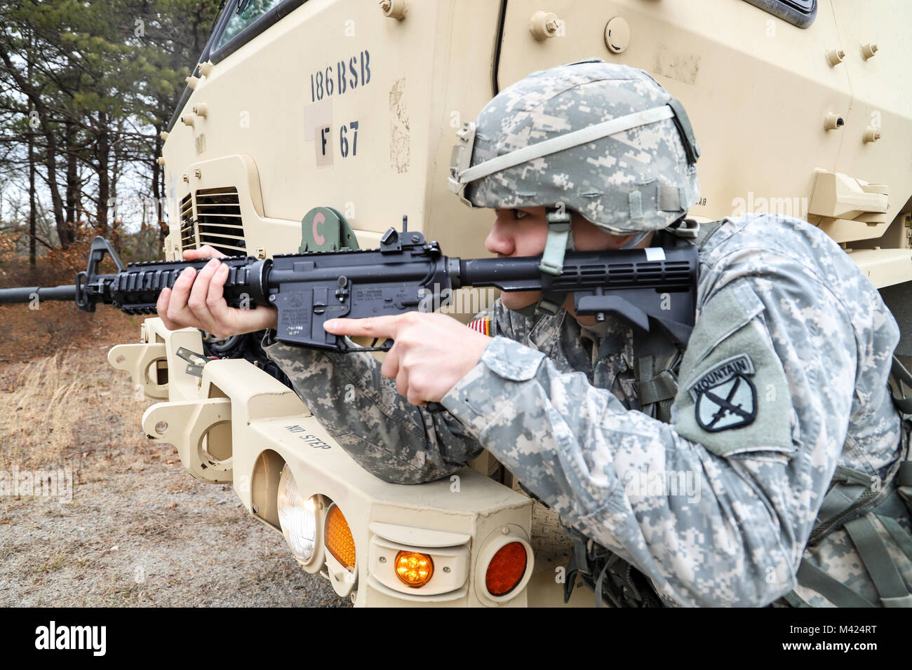 BOURNE, messa. -- Spc. Richard Wu di F Company, 186th brigata battaglione di supporto, esegue smontata la sicurezza durante le operazioni di convoglio formazione a base comune di Cape Cod, il 10 febbraio, 2018. (US Army Foto di Sgt. 1. Classe Laura Berry) Foto Stock