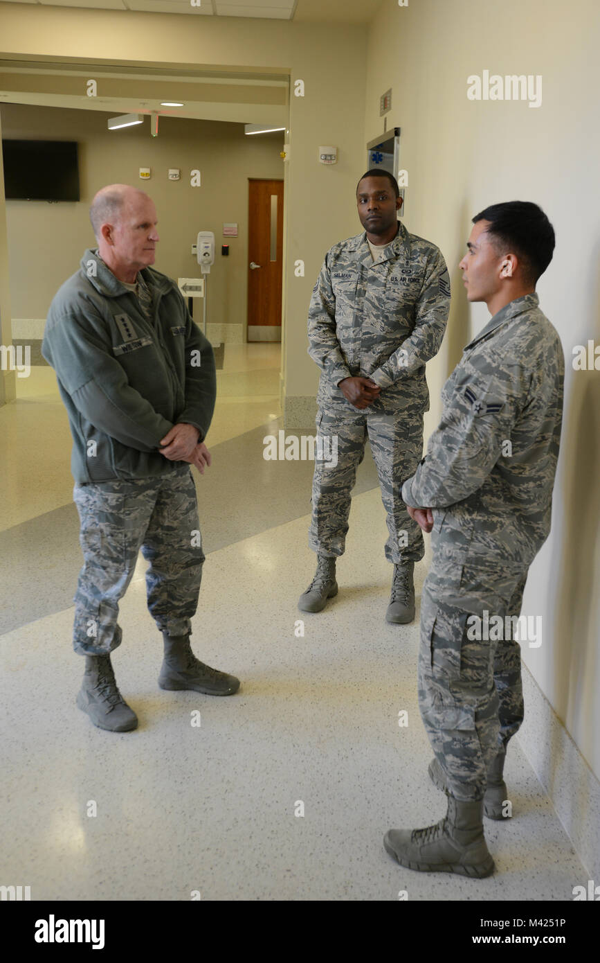 Stati Uniti Air Force Vice Capo di Stato Maggiore gen. Stephen W. Wilson (sinistra) e Master Sgt. Girolamo Seleman, ventesimo Medical Group (MDG) Salute Mentale Volo Volo capo (centro) ascoltare Airman 1. Classe Saul Oliveros, ventesimo MDG Salute Mentale di volo salute mentale tecnico presso Shaw Air Force Base, S.C., Gennaio 19, 2018. Oliveros ha spiegato la salute mentale di volo ruolo nel sostenere il ventesimo Fighter Wing missione. (U.S. Air Force foto di Airman 1. Classe Benjamin Ingold) Foto Stock