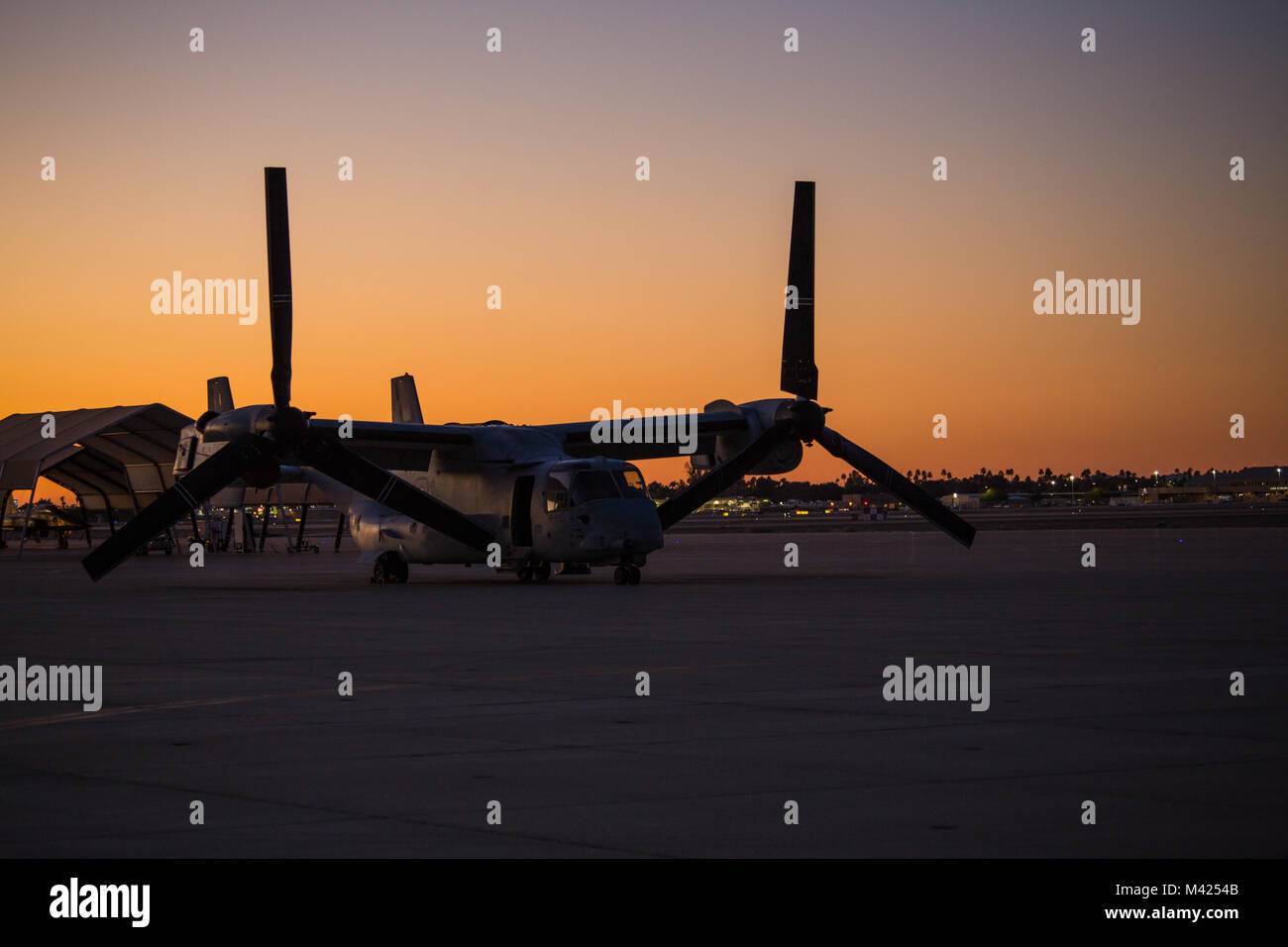 Un MV-22B Osprey siede sulla linea di volo a bordo del Marine Corps Air Station Yuma, Ariz., 23 gennaio, 2018. Il Falco pescatore è un multi-missione, inclinazione rotore i velivoli militari da trasporto a decollo ed atterraggio verticali (VTOL) Capacità e breve decollo ed atterraggio (STOL) funzionalità. (U.S. Marine Corps foto scattata da Cpl. Isaac D. Martinez) Foto Stock