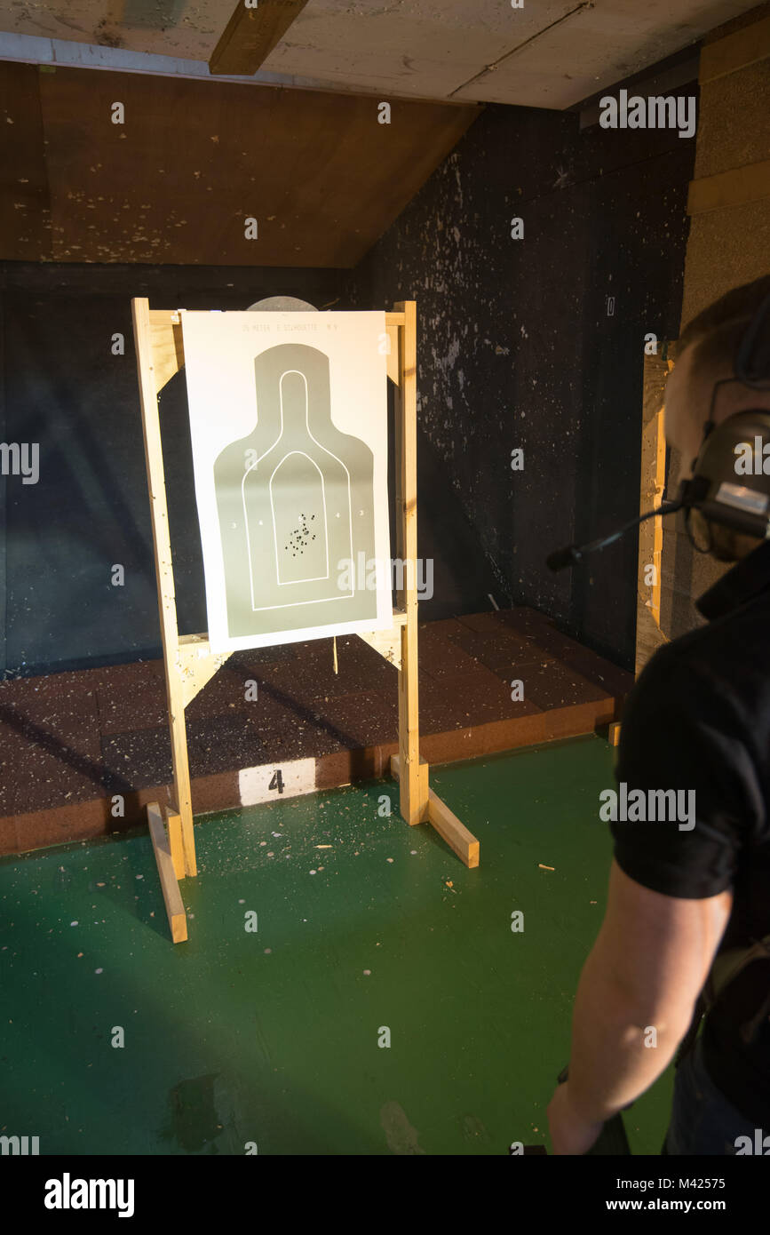 Un soldato tedesco assegnati ai controlli di forma il raggruppamento dei suoi scatti come lui spara con la sua Heckler e Koch G36K A4 per fucile su Wingene Air Base, Belgio, Gennaio 24, 2018. (U.S. Esercito foto di Visual Information Specialist Pierre-Etienne Courtejoie) Foto Stock