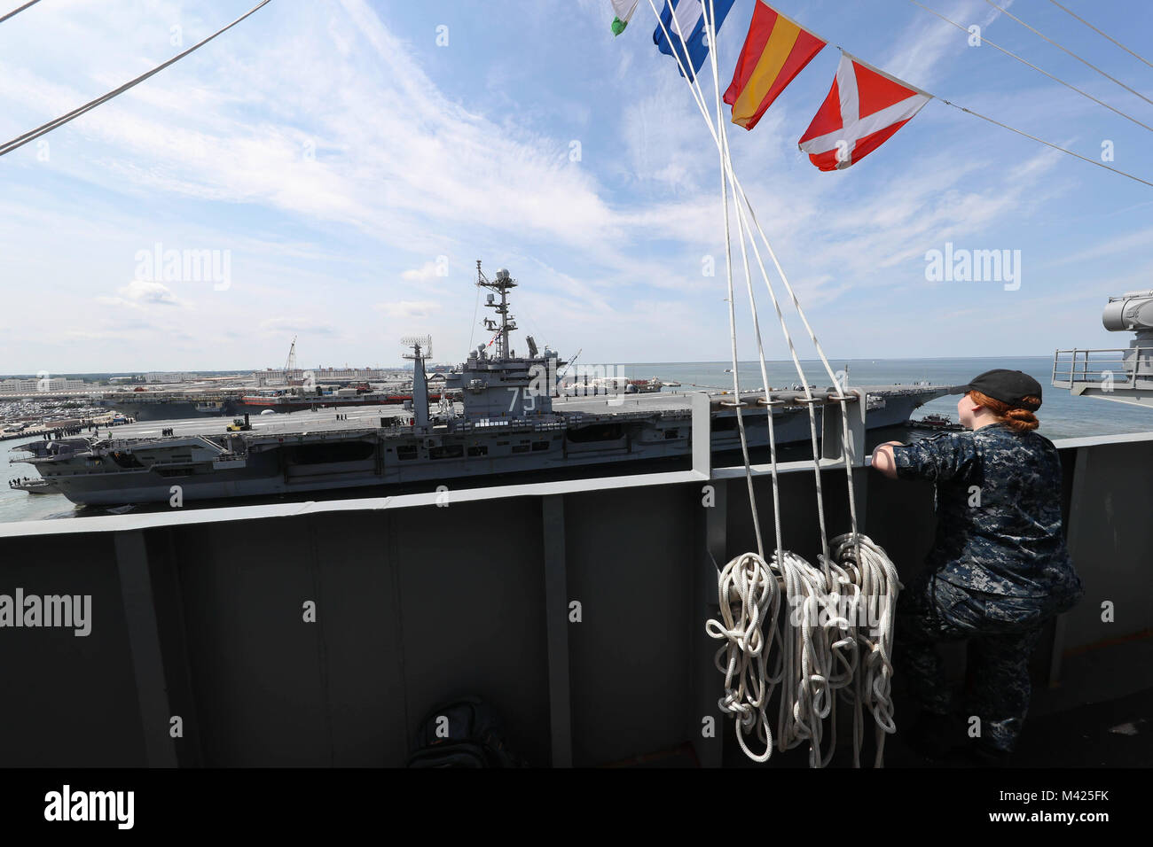 170725-N-YF329-132 NORFOLK (25 luglio 2017) trimestre 3 Master Class Shelby Haisley, assegnato a Nimitz-class portaerei USS Abraham Lincoln (CVN 72), orologi Nimitz-class portaerei USS Harry Truman CVN (75), tirare nel molo dopo aver completato le prove in mare. Abraham Lincoln è ormeggiata in Norfolk per un vettore disponibilità incrementale in preparazione per workups. (U.S. Foto di Marina di Massa lo specialista di comunicazione di terza classe Patrick D. Maher/rilasciato) Foto Stock