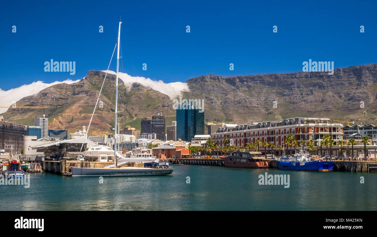 V&A Waterfront, Città del Capo, Sud Africa, con barche nel porto turistico, il Cape Grace Hotel e Table Mountain dietro Foto Stock