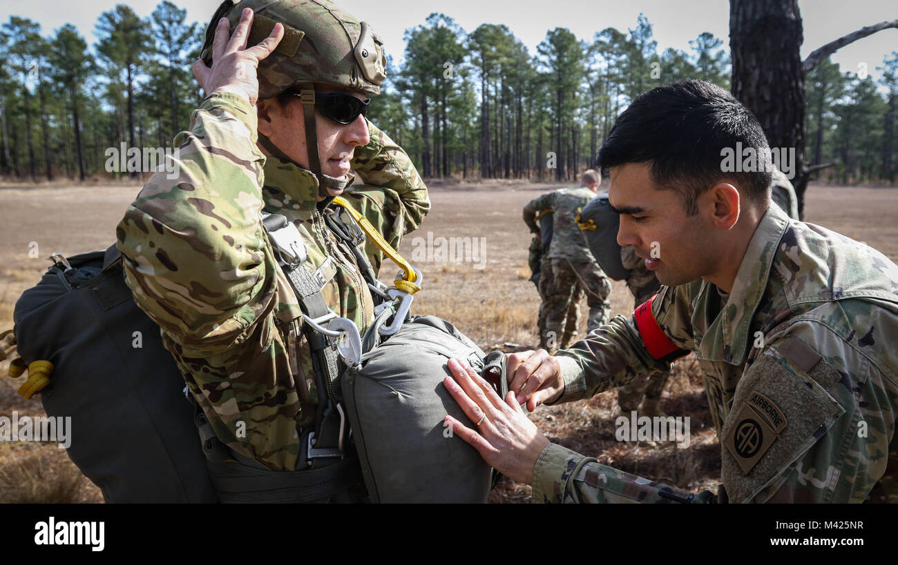 Un paracadutista assegnati al 3° Brigata Team di combattimento, ottantaduesima Airborne Division passa attraverso Jump Master Personnel Ispezione durante una operazione di airborn a Fort Bragg, N.C., Gennaio 26, 2018. (U.s. Army foto di Spc. Houston Graham) Foto Stock