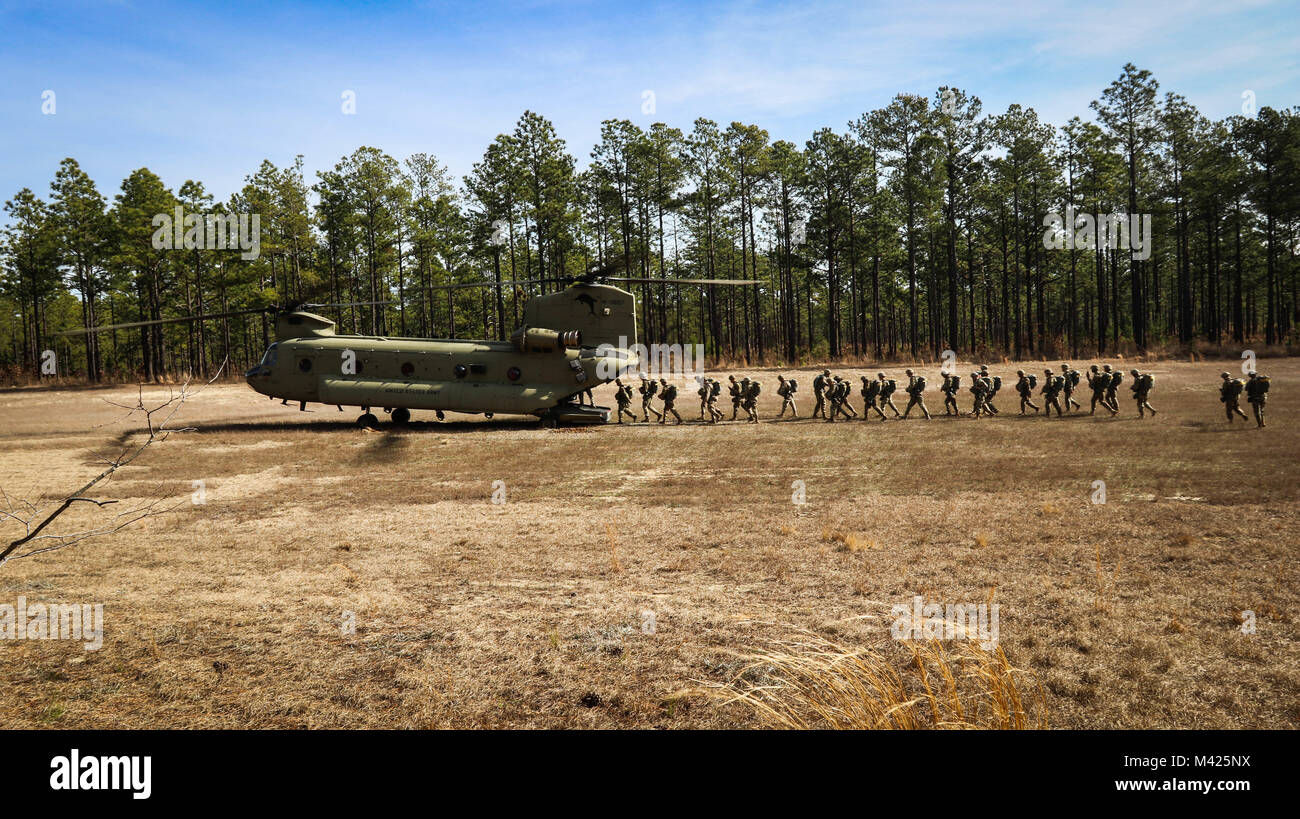 Paracadutisti, assegnati al 3° Brigata Team di combattimento, ottantaduesima Airborne Division caricare un CH-47 Chinook durante una operazione di volo a Fort Bragg, N.C., Gennaio 26, 2018. (U.S. Esercito foto di Spc. Houston Graham) Foto Stock