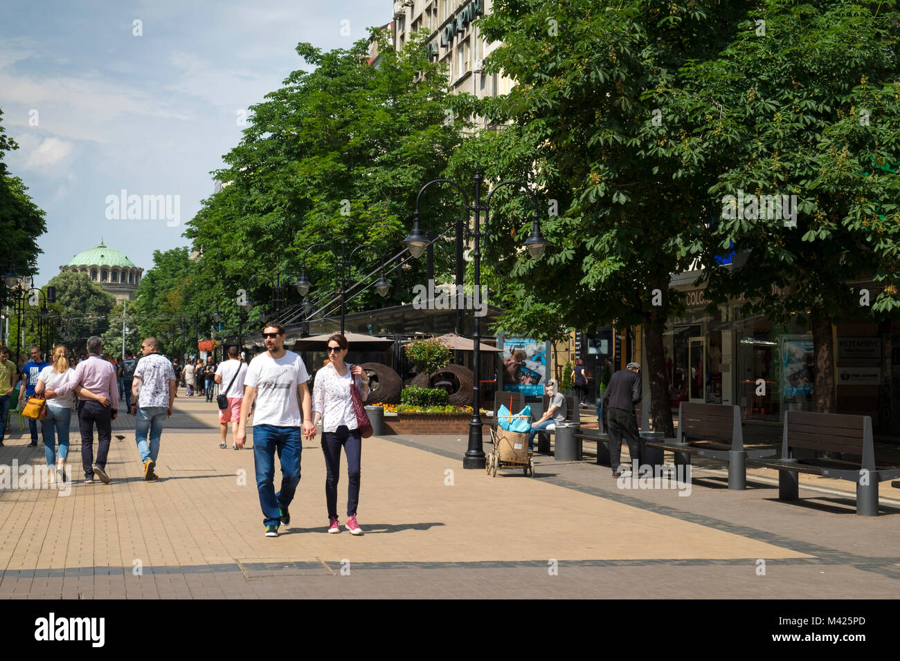 Sofia, Bulgaria, Europa - gente sull'elegante viale Vitosha Foto Stock