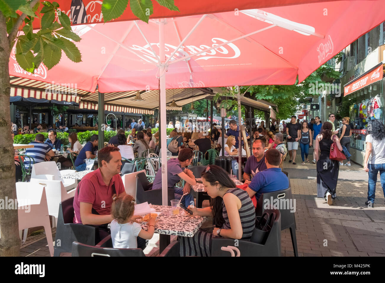 Sofia, Bulgaria - persone nei caffè dell'elegante viale Vitosha, in Europa Foto Stock