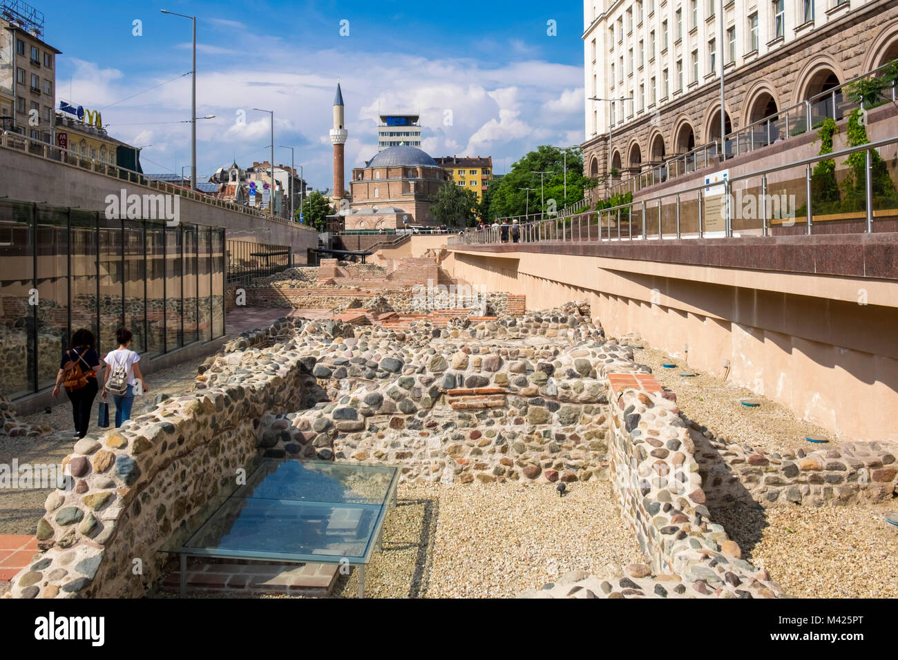 Le rovine romane di Serdika, con Banya Bashi moschea in background nel centro di Sofia, Bulgaria, Europa Foto Stock