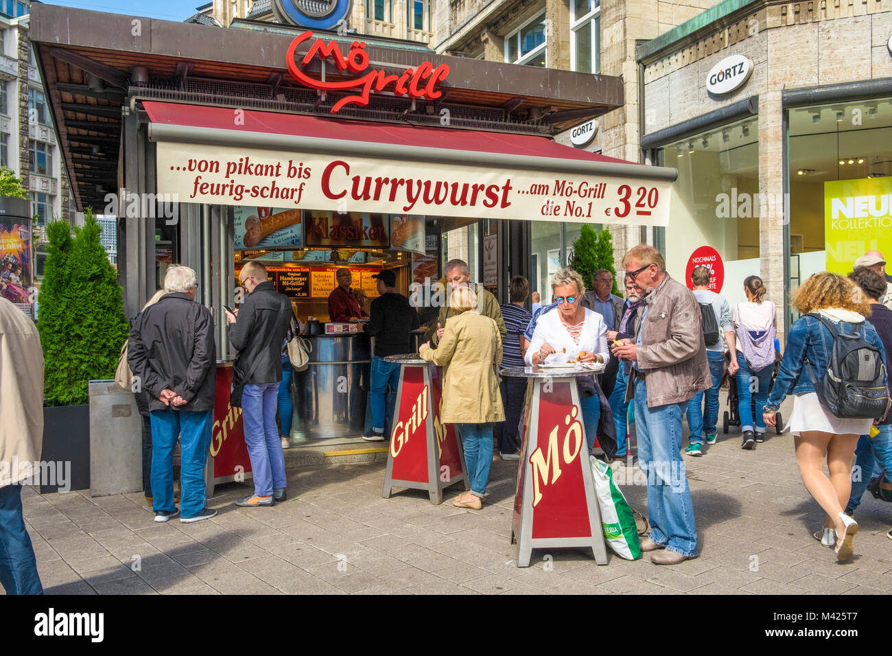 La celebre currywurst (tedesco Hot Dog) stand in Mönckebergstrasse, la strada principale dello shopping di Amburgo Germania Foto Stock