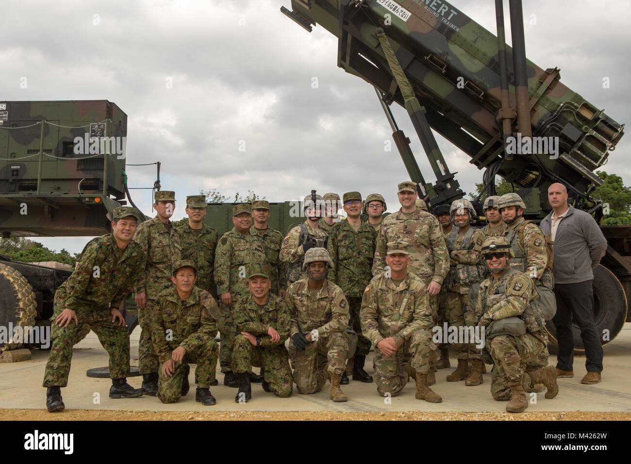 Giappone terra i membri di autodifesa U.S. Soldati e di un Marine posano per una foto dopo un tour di una difesa aerea sito di artiglieria gen. 30 su Marine Corps Air Station Futenma, Okinawa, in Giappone. Gli Stati Uniti Le forze armate e il JGSDF venuti insieme per la formazione multilaterale per prepararsi al meglio per il peggio e rafforzare il Giappone e Stati Uniti alliance. I soldati sono stati con Bravo batteria, 1° Battaglione, 1° Aria Difesa artiglieria. Il JGSDF membri furono con xv anti-aerei reggimento di artiglieria, xv brigata, esercito occidentale. (U.S. Marine Corps photo by Lance Cpl. Danielle R. Prentice) Foto Stock