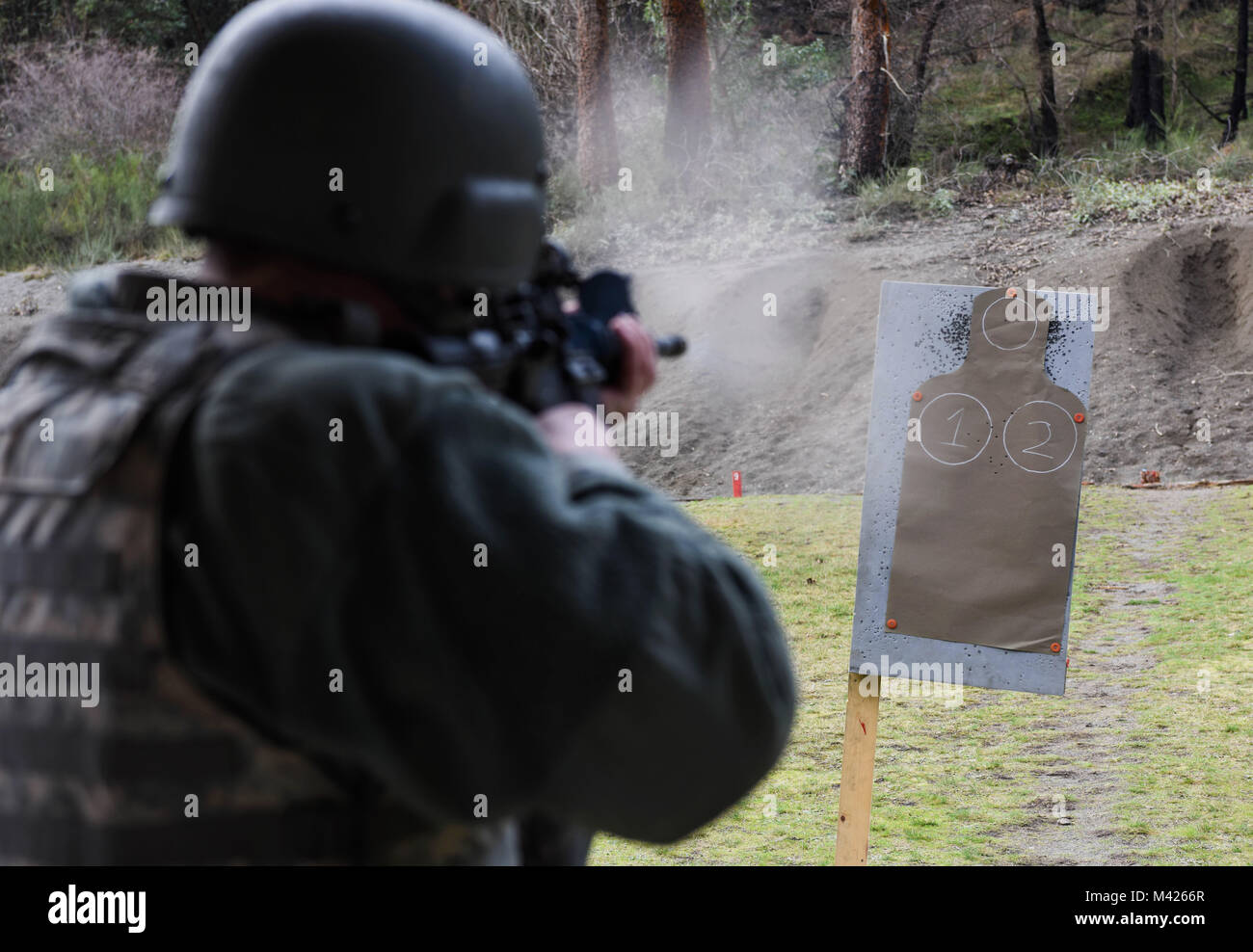 Tech. Sgt. Zachary Ely, sessantaduesima Manutenzione aeromobili squadrone di propulsione aerospaziale artigiano, fuochi ad un bersaglio durante la conti nella 627 a forze di sicurezza Sqaudron è la lotta contro le armi di formazione e manutenzione (CATM) classe a base comune Lewis-Mccorda, nello Stato di Washington, 31 gennaio, 2018. Durante il CATM aviatori sono stati testati sulla loro capacità di fuoco mentre in posizione prona, inginocchiato, poggiando su una barricata e indossa una maschera a gas. (U.S. Air Force foto di Senior Airman Tryphena Mayhugh) Foto Stock