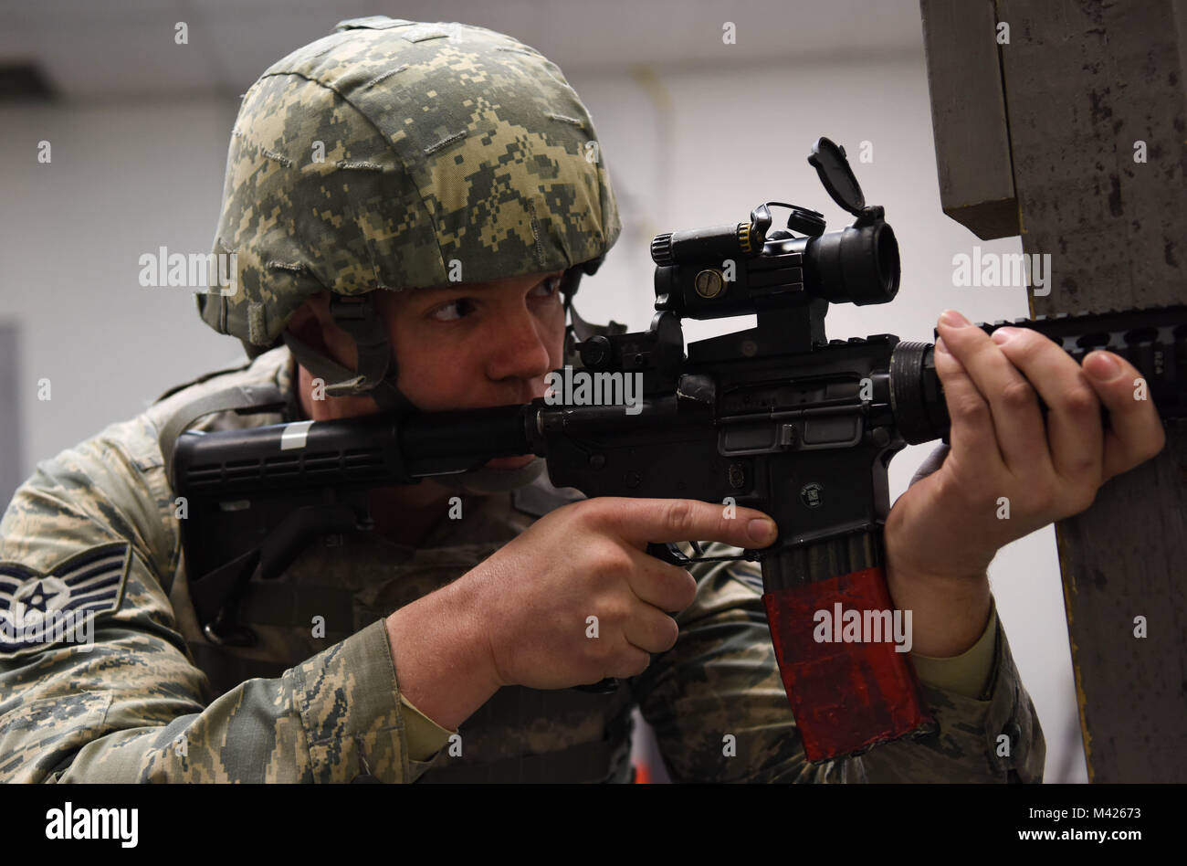 Tech. Sgt. Christopher Groessler, sessantaduesima manutenzione squadrone tecnico di munizioni, pratiche inginocchiato dietro una barricata durante i conti nella 627 a forze di sicurezza del Squadron Combat Arms la formazione e la manutenzione di classe a base comune Lewis-Mccorda, nello Stato di Washington, 31 gennaio, 2018. Avieri erano tenuti a fuoco in quattro posizioni per passare la loro qualifica: prona con e senza un puntello, nonché in ginocchio e poggiante contro una barricata. (U.S. Air Force foto di Senior Airman Tryphena Mayhugh) Foto Stock