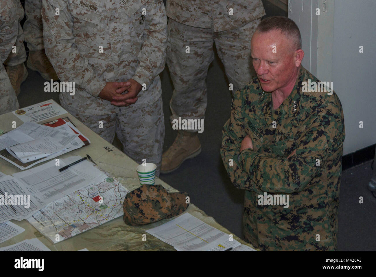 Lt. Gen. Lawrence D. Nicholson, III Marine forza expeditionary comandante generale, dà un discorso per i marines della III MEF prima della esecuzione della prova di concetto a piedi alla formazione tattica esercitano il controllo di costruire il gruppo a bordo del Marine Corps Air Ground Centro di combattimento, ventinove Palms, California, Gennaio 31, 2018. ROC passeggiate sono una forma di pratica intensiva per la strategia e la velocità del pensiero. (U.S. Marine Corps foto di PFC. Rachel K. Porter) Foto Stock