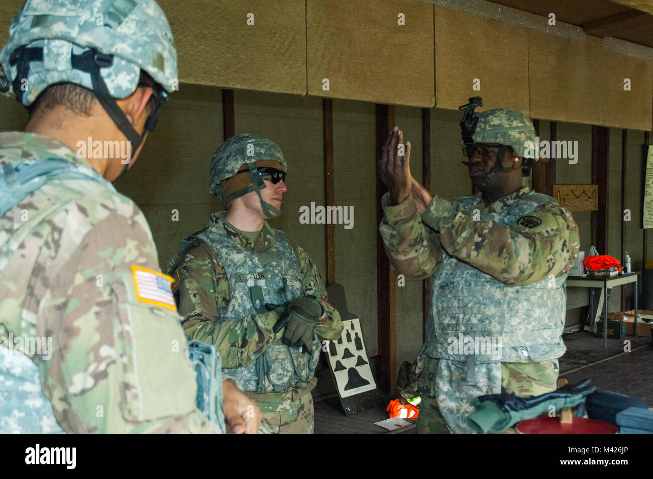 I membri del XVIII Polizia Militare brigata del xxi Theatre supporto comando pratica riprese in 25 metri nella gamma Breitenwald Area Formazione in Landstuhl, Germania, 02 febbraio 2018. (U.S. Esercito foto di Visual Information Specialist Oliver Sommer) Foto Stock