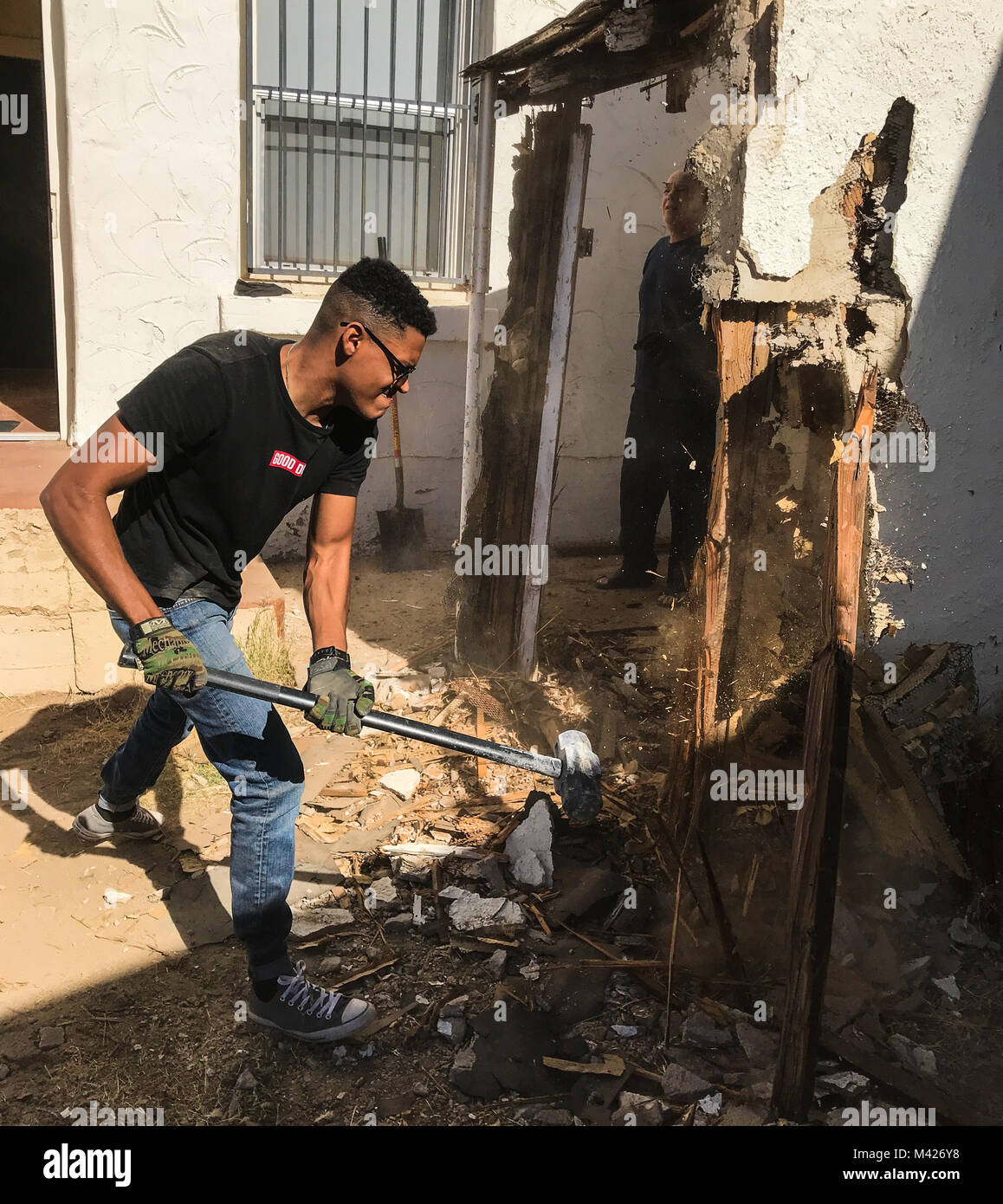 Stati Uniti Marine Corps Cpl. Isaac D. Martinez, una comunicazione strategica specialista assegnato al Marine Corps Air Station (ICM) Yuma presso la sede centrale e sede Squadron, aiuta ad abbattere parte di un capannone a san Tommaso Yuma Missione indiana in Winterhaven, California, Febbraio 3, 2018. La missione si trova nella locale comunità Yuma, ha chiesto aiuto a strappare giù il passo in modo che i lavori di rinnovo potrebbe essere realizzato per l'edificio. (U.S. Marine Corps foto scattata dal Lance Cpl. Joel Soriano) Foto Stock