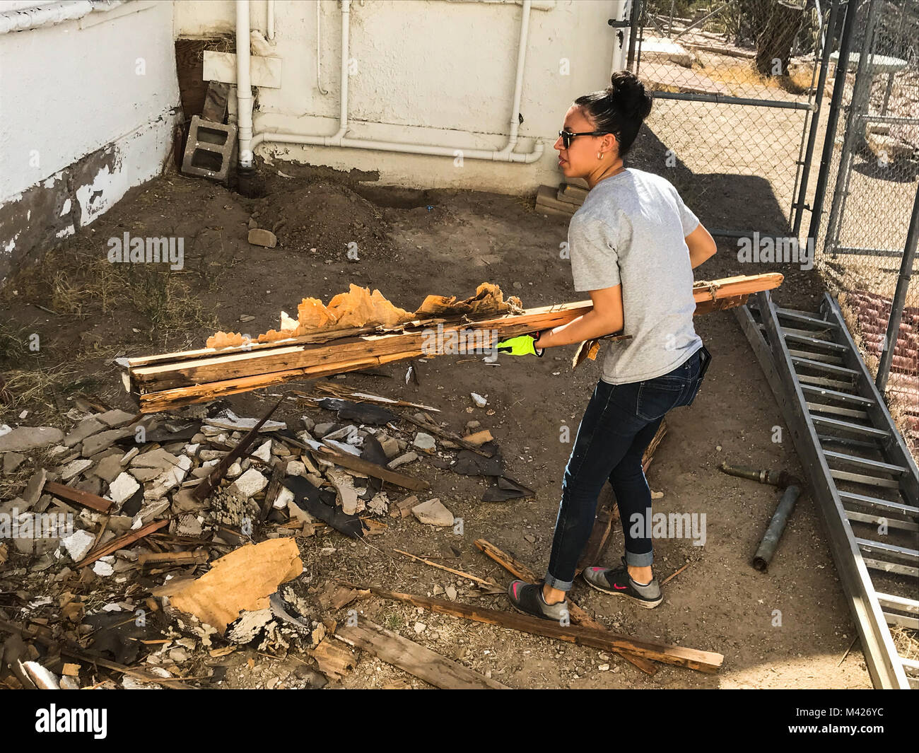 Stati Uniti Marine Corps Lance Cpl. Adriana Adorno, una distribuzione specialista di gestione assegnato al Marine Corps Air Station (ICM) Yuma presso la sede centrale e sede Squadron, ascensori macerie da un abbattuta capannone a san Tommaso Yuma Missione indiana in Winterhaven, California, Febbraio 3, 2018. La missione si trova nella locale comunità Yuma, ha chiesto aiuto a strappare giù il passo in modo che i lavori di rinnovo potrebbe essere realizzato per l'edificio. (U.S. Marine Corps foto scattata da Cpl. Isaac Martinez) Foto Stock
