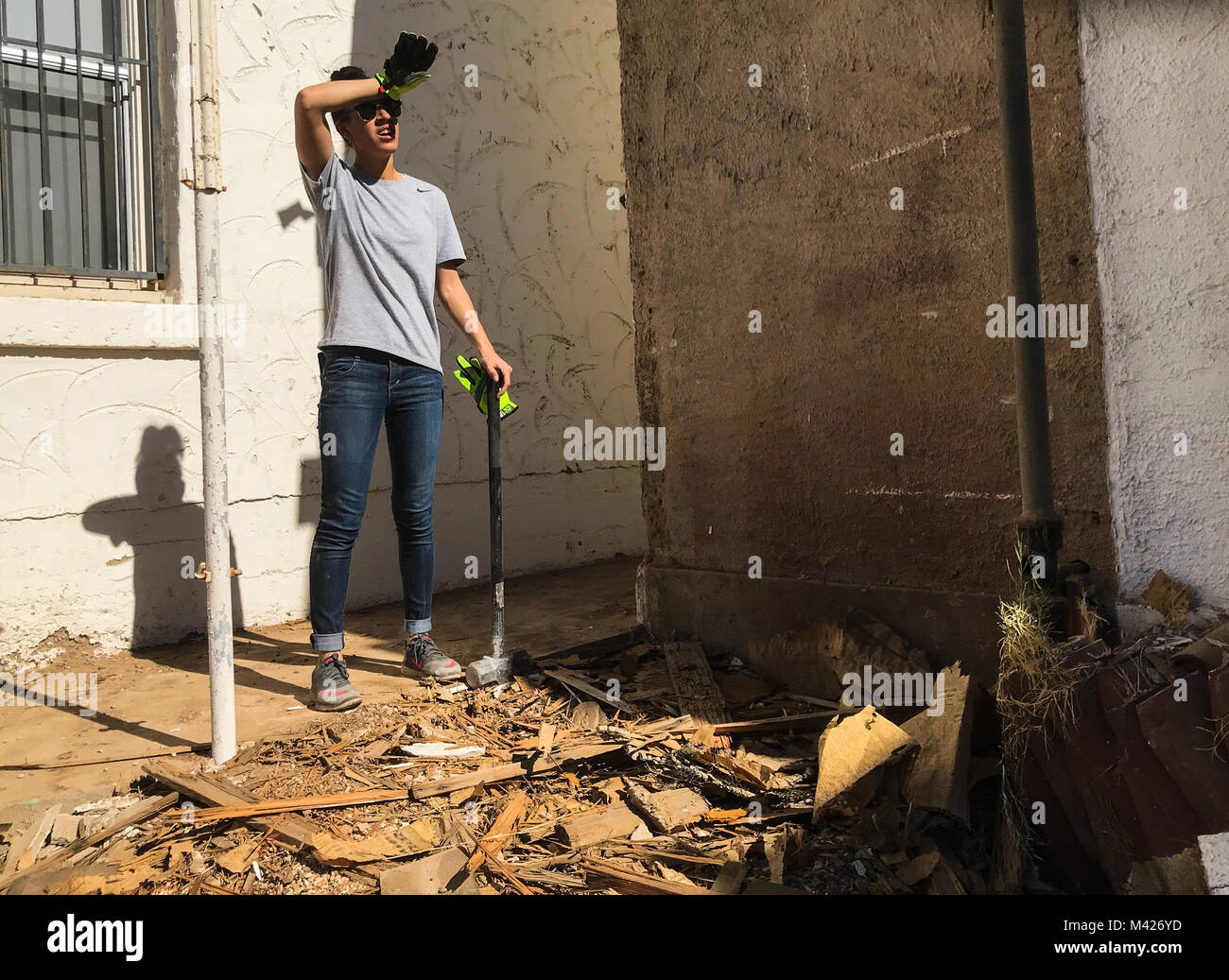Stati Uniti Marine Corps Lance Cpl. Adriana Adorno, una distribuzione specialista di gestione assegnato al Marine Corps Air Station (ICM) Yuma presso la sede centrale e sede Squadron, salviettine sua fronte dopo aver aiutato completare lo strappo verso il basso di un capannone a san Tommaso Yuma Missione indiana in Winterhaven, California, Febbraio 3, 2018. La missione si trova nella locale comunità Yuma, ha chiesto aiuto a strappare giù il passo in modo che i lavori di rinnovo potrebbe essere realizzato per l'edificio. (U.S. Marine Corps foto scattata da Cpl. Isaac Martinez) Foto Stock