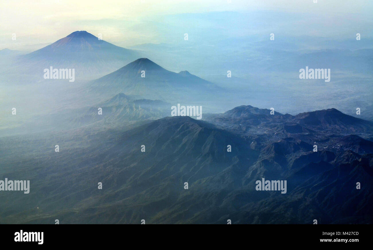 Vulcano su isola di Giava, come si vede dalla finestra di aereo. Il paesaggio mostra il monte Sindoro, mount Sumbing e Dieng plateau in Central Java - Indonesia. Foto Stock