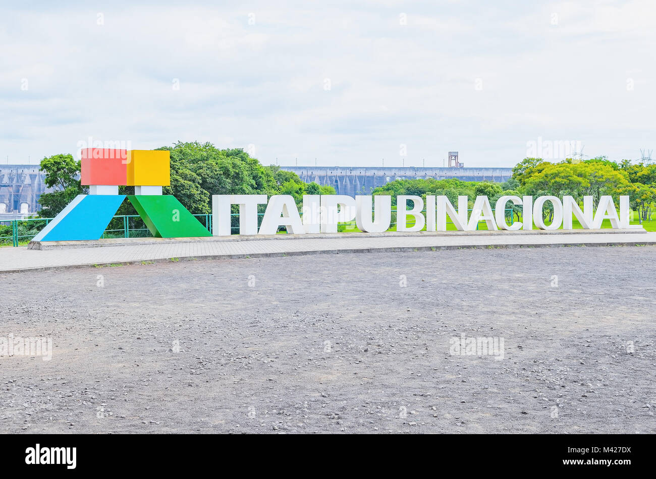 Foz do Iguacu, Brasile - 08 Gennaio 2018: Grande logo di Itaipu dove i turisti possono scattare foto sul Itaipu dam. Foto Stock
