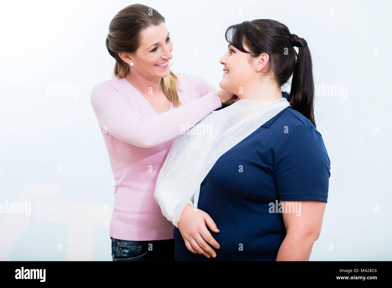 Le donne nel corso di primo soccorso imparare ad applicare bende Foto Stock