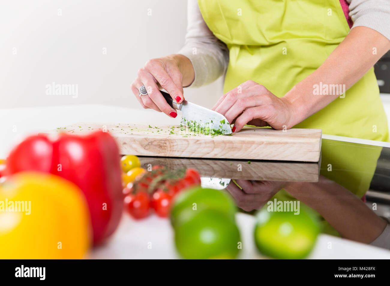 La donna nella preparazione degli alimenti per la cottura Foto Stock
