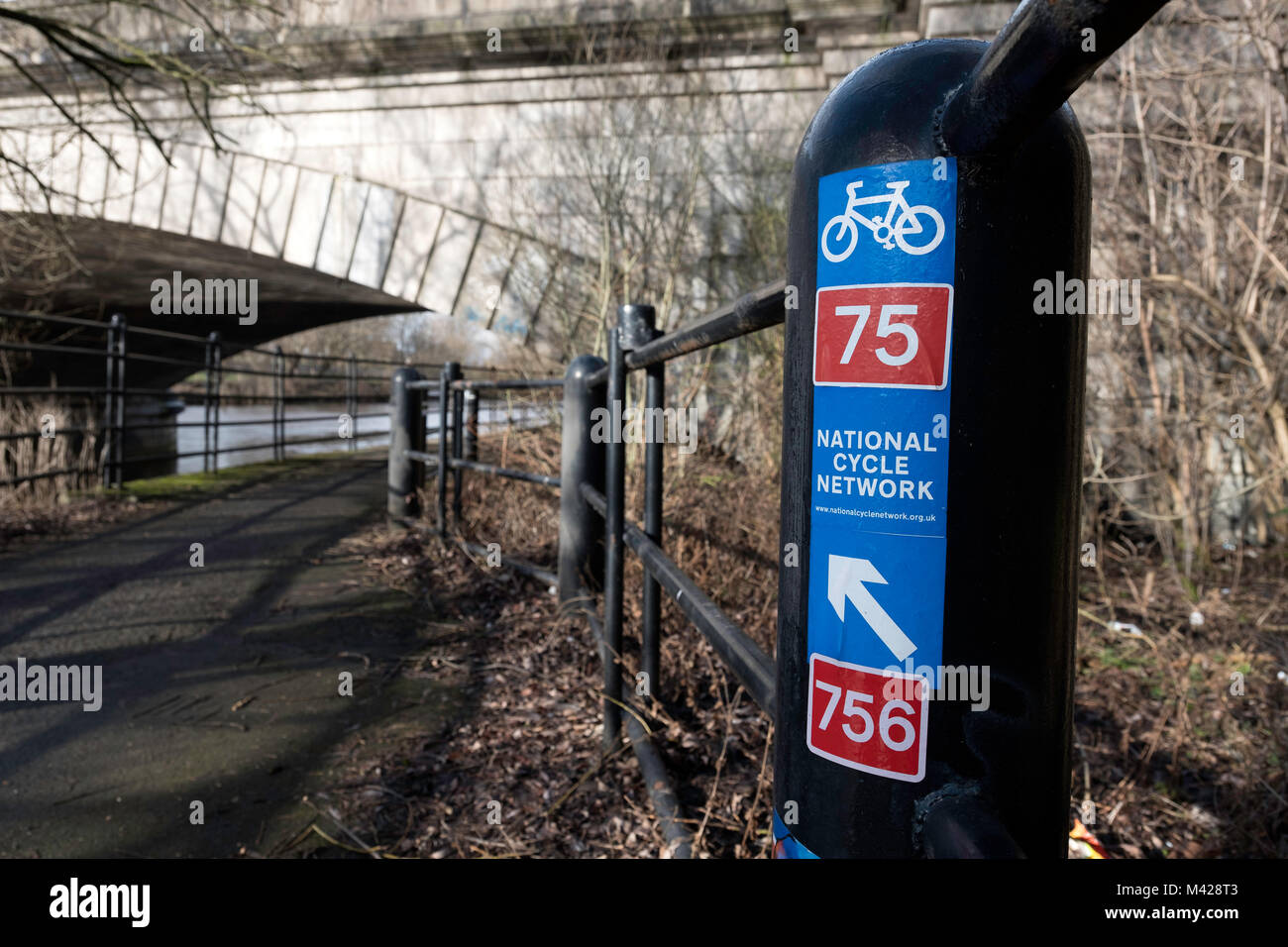 Ciclo nazionale Network sign sul fiume Clyde marciapiede in Glasgow, Scotland, Regno Unito Foto Stock