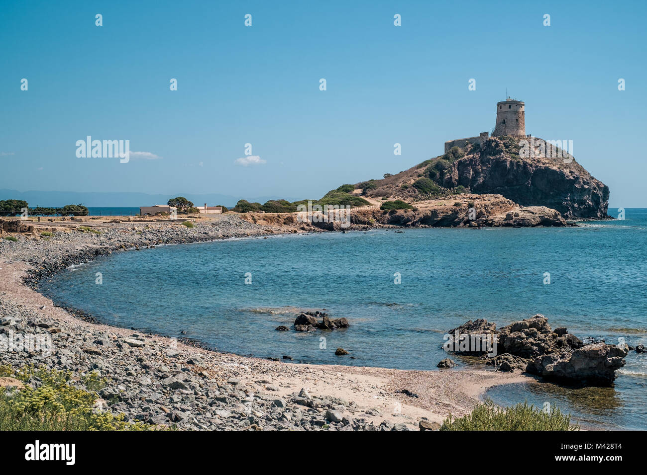La torre di avvistamento del Nora penisola. Famoso sito archeologico vicino a Cagliari, Sardegna, Italia. Foto Stock
