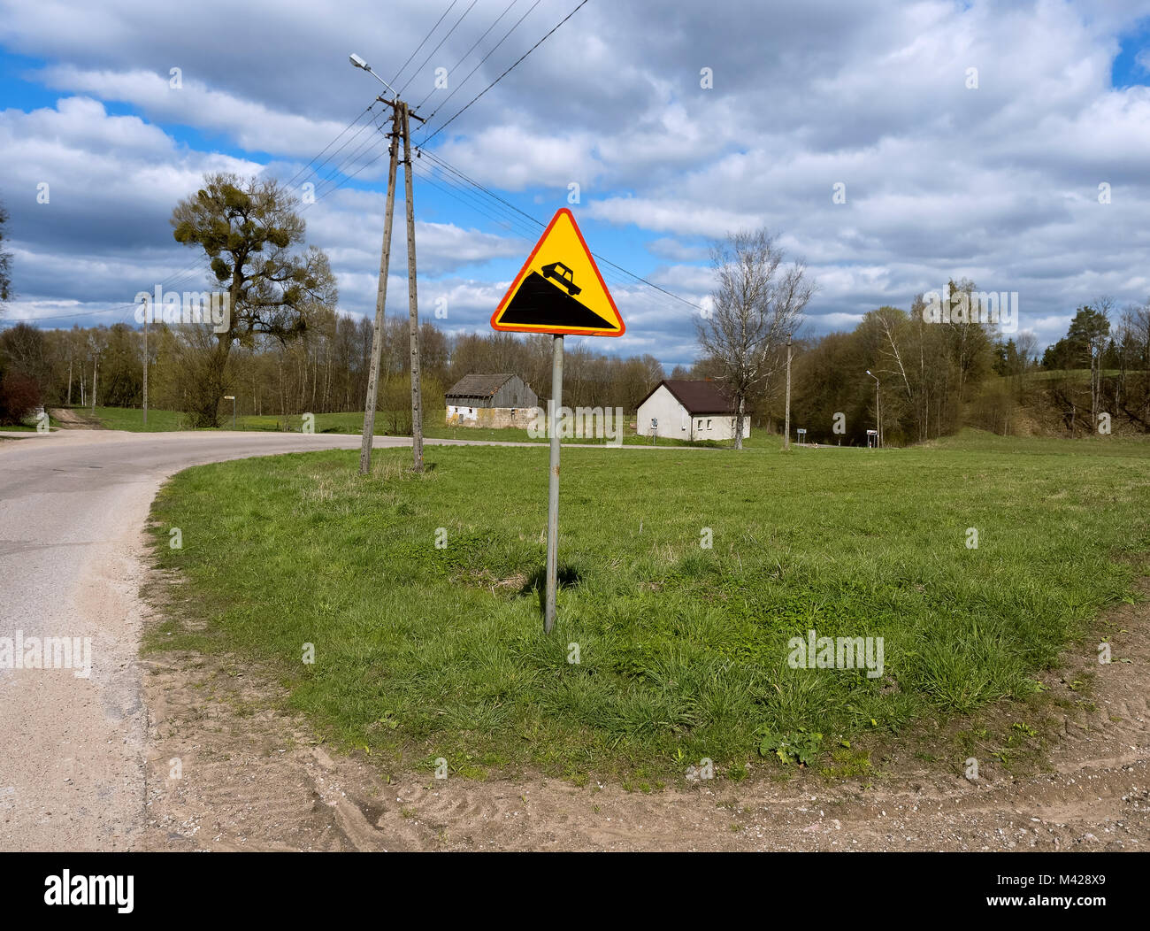 Cartello stradale 'rigida discesa", segno 'rigida discesa' sulla strada di un paese Foto Stock