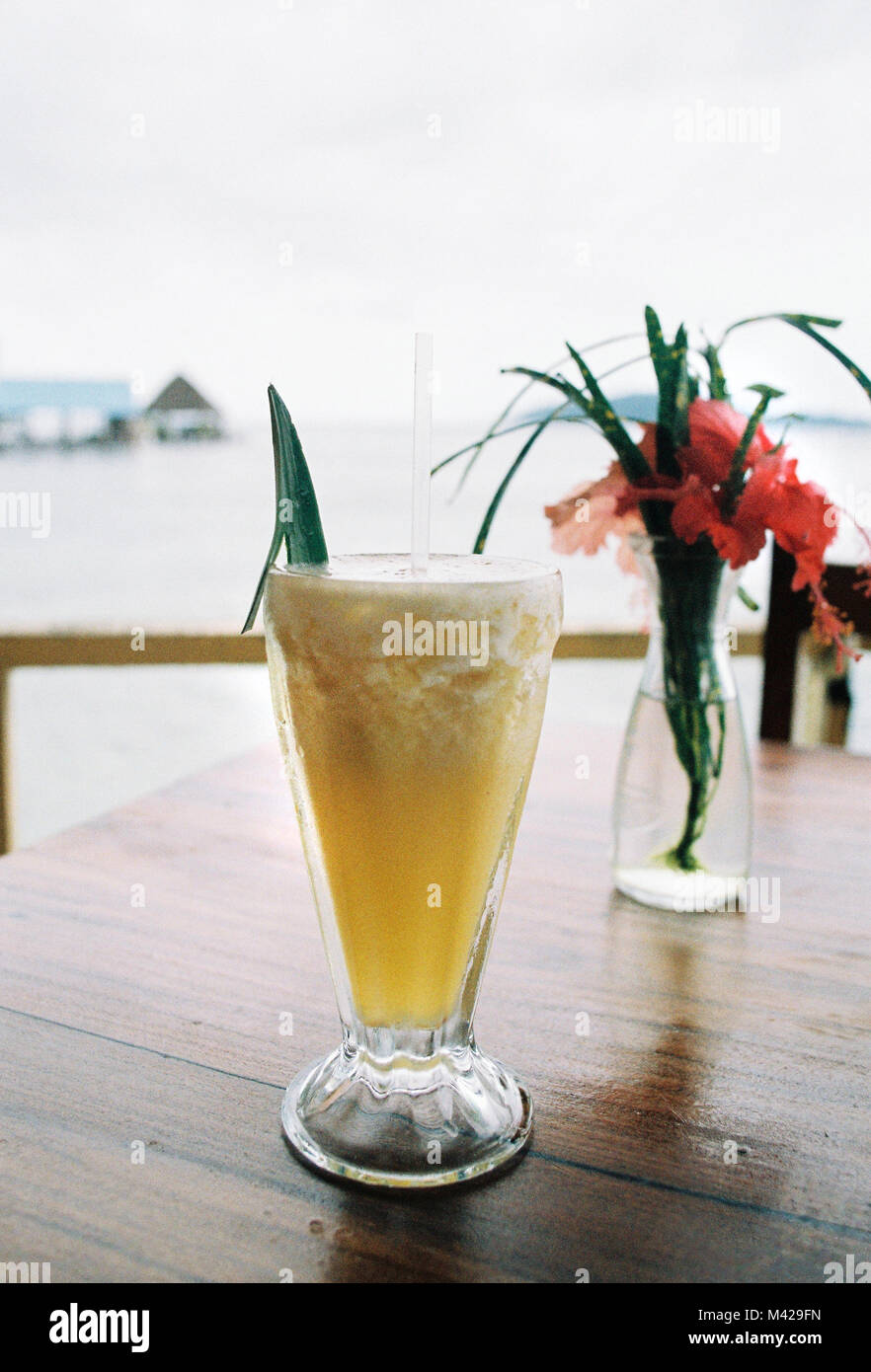 Bere un frullato di Panama. Aroma di ananas. Rilassarsi al sole. Foto Stock