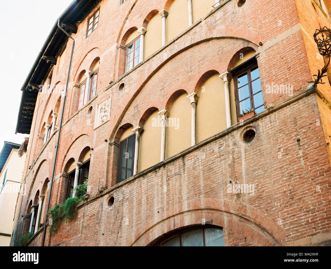 Marrone a muro di pietra, Italiano architettura romana girato su pellicola - La Casa di Giulietta a Verona Foto Stock