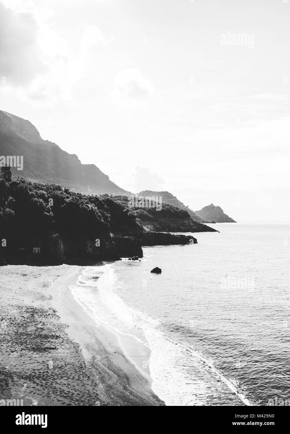 Immagine in bianco e nero girato vicino a Maratea in Italia. Vista costiera con le montagne. Foto Stock