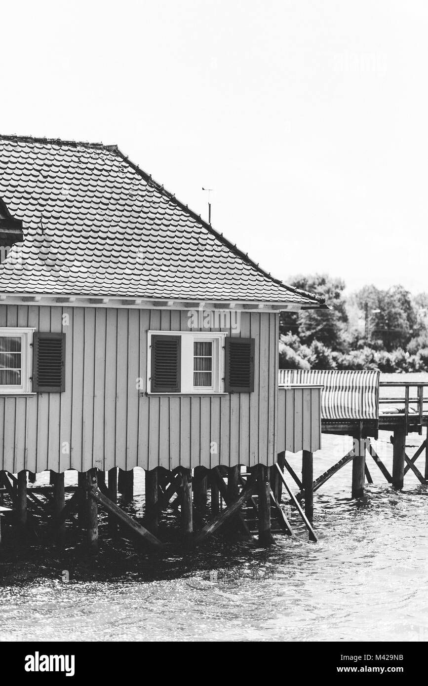 In bianco e nero girato da un boathouse oltre il Bodensee in Germania Foto Stock