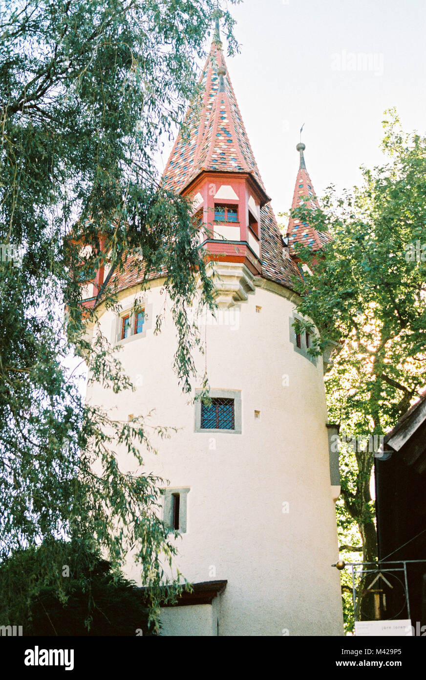 Preso in Lindau nel settore Bodensee. Un bellissimo edificio antico, con molta vegetazione. Foto Stock