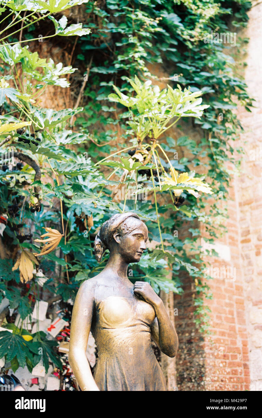 In bronzo statua dorata di Juliette da Romeo e Giulietta. Luogo famoso con balcone a Verona Italia Foto Stock