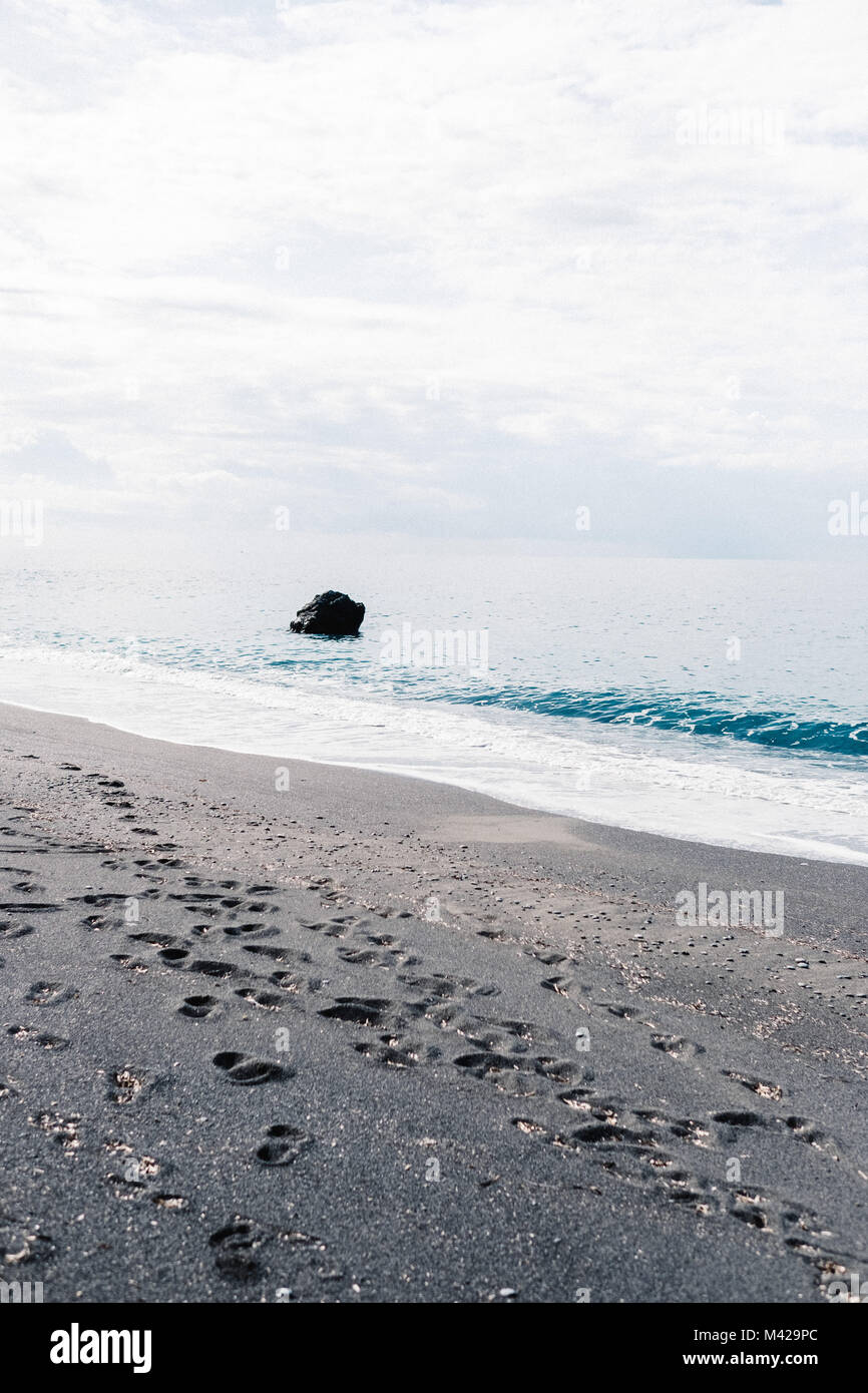 Colpo da spiaggia un giorno nuvoloso Foto Stock