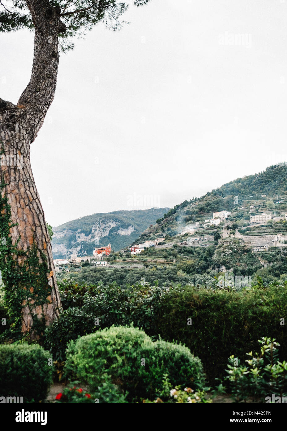 Case sulle colline a Ravello Italia. Girato su pellicola. Foto Stock