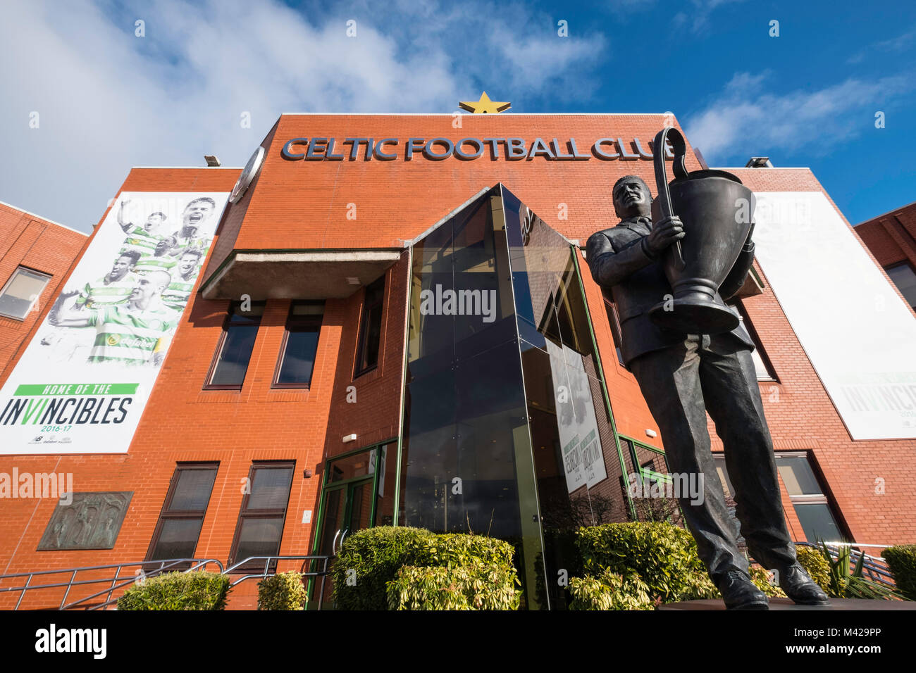 Statua di Jock Stein al di fuori del Celtic Park home del Celtic Football Club in Parkhead , Glasgow, Scotland, Regno Unito Foto Stock