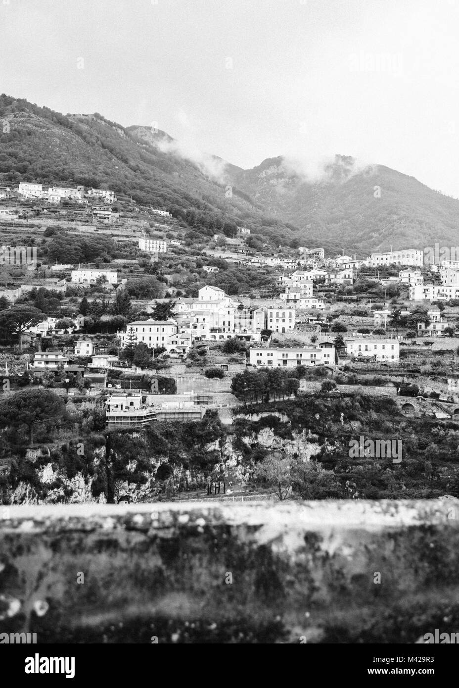 Case sulle colline a Ravello Italia. Girato su pellicola. Foto Stock