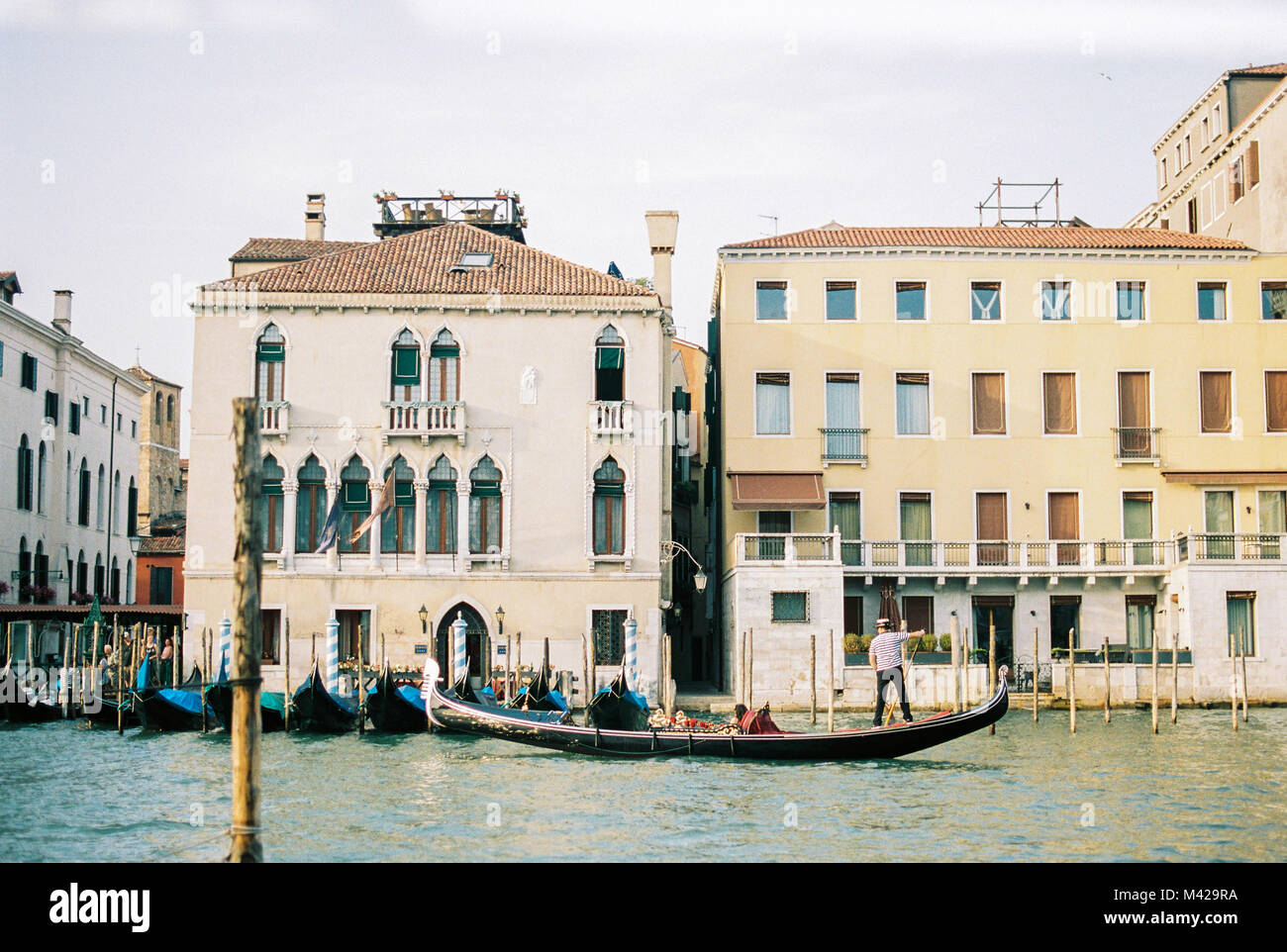 Un uomo che viaggia su una gondola nei canali di Venezia. Foto Stock