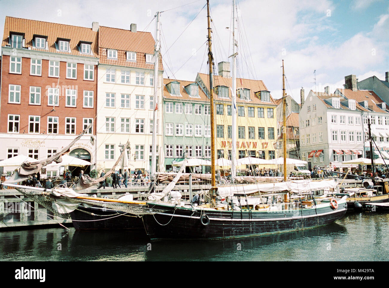 Il coloratissimo porto di Nyhavn. Famoso luogo turistico con tante barche ed edifici storici. Foto Stock