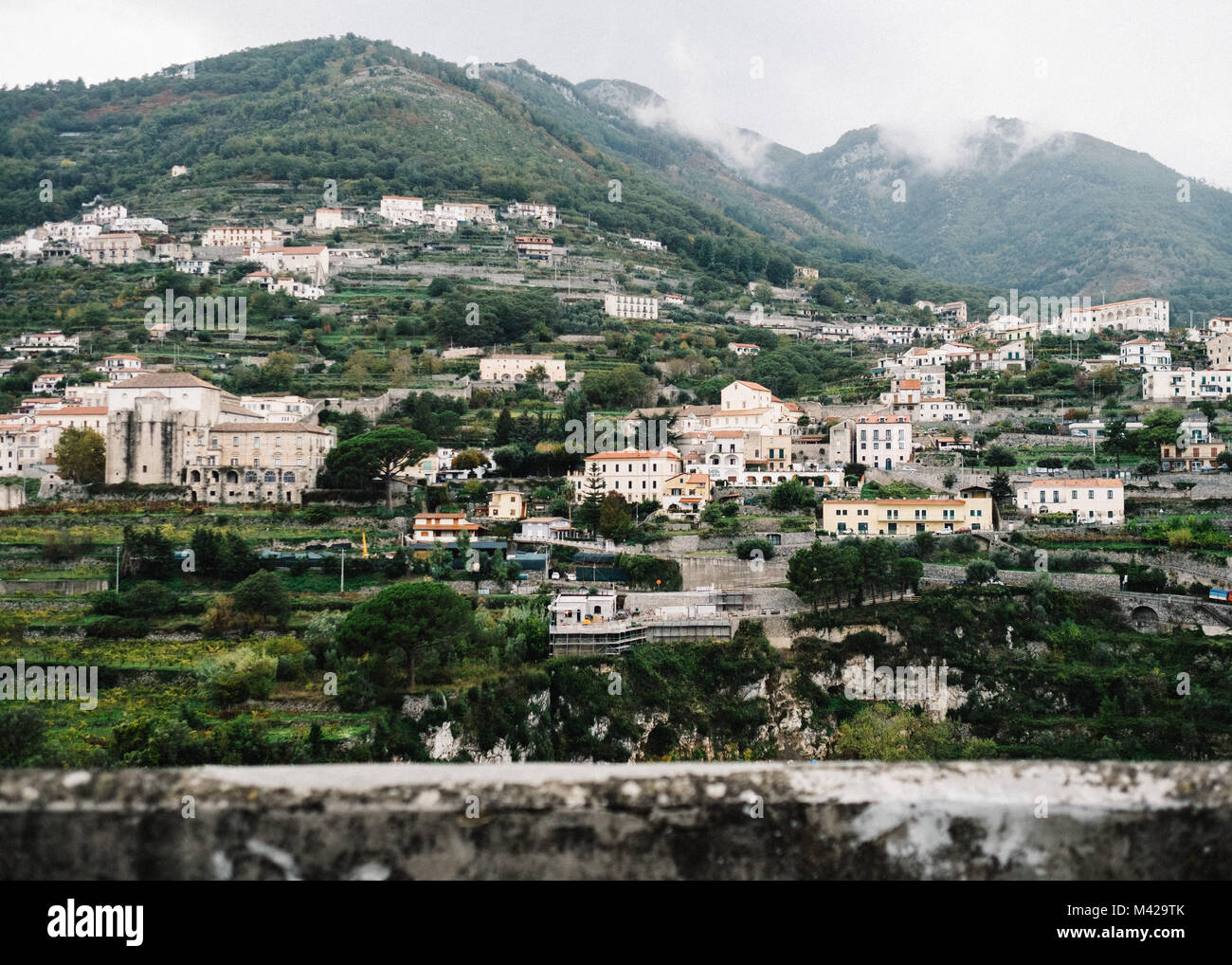 Case costruire contro le colline, montagne a Ravello Italia. Girato su pellicola. Foto Stock