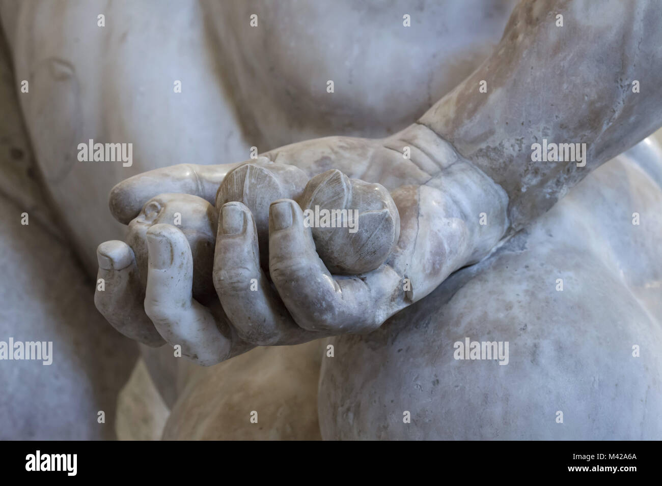 Mela Golden dal Giardino delle Esperidi. Dettaglio dei Farnese Ercole. Marmo romana copia dalla fine del II secolo d.c. degli inizi del III secolo d.c. dopo un originale greco della seconda metà del IV secolo A.C. Statua da Collezione Farnese in mostra al Museo Archeologico Nazionale di Napoli, campania, Italy. Foto Stock