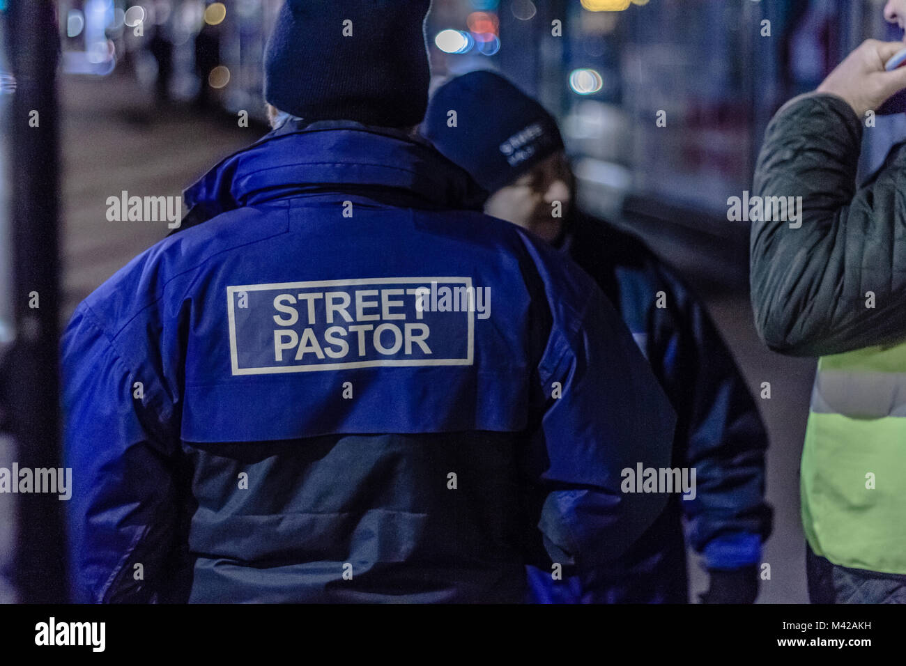 Volontari per la comunità cristiana-incentrato la carità Street pastori, di notte a Torquay, Torbay, Devon. 2018. Foto Stock