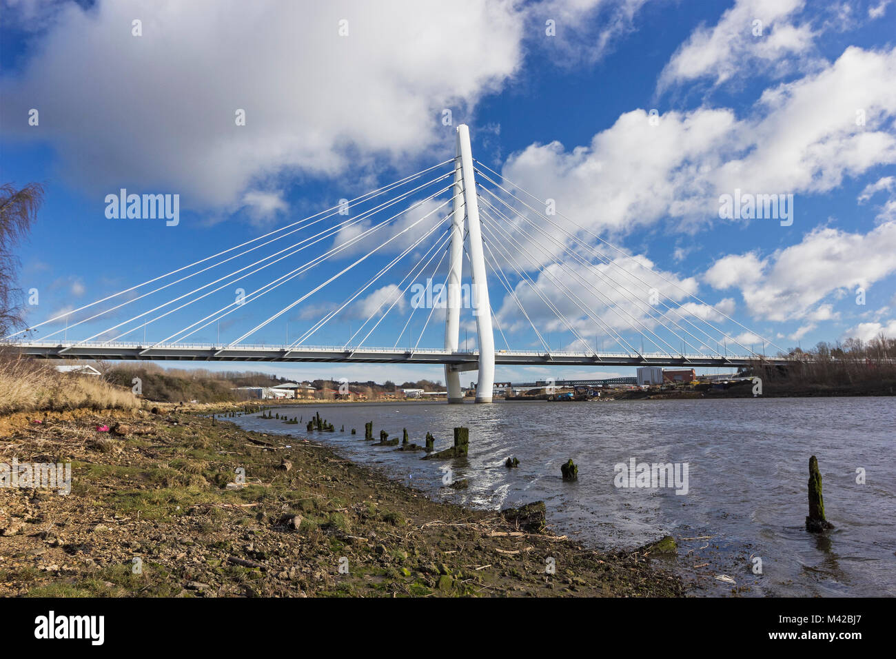 La cuspide settentrionale ponte sopra il fiume usura, Sunderland, Regno Unito, è stata costruita per durare 120 anni a un costo di circa £ 117.6m Foto Stock