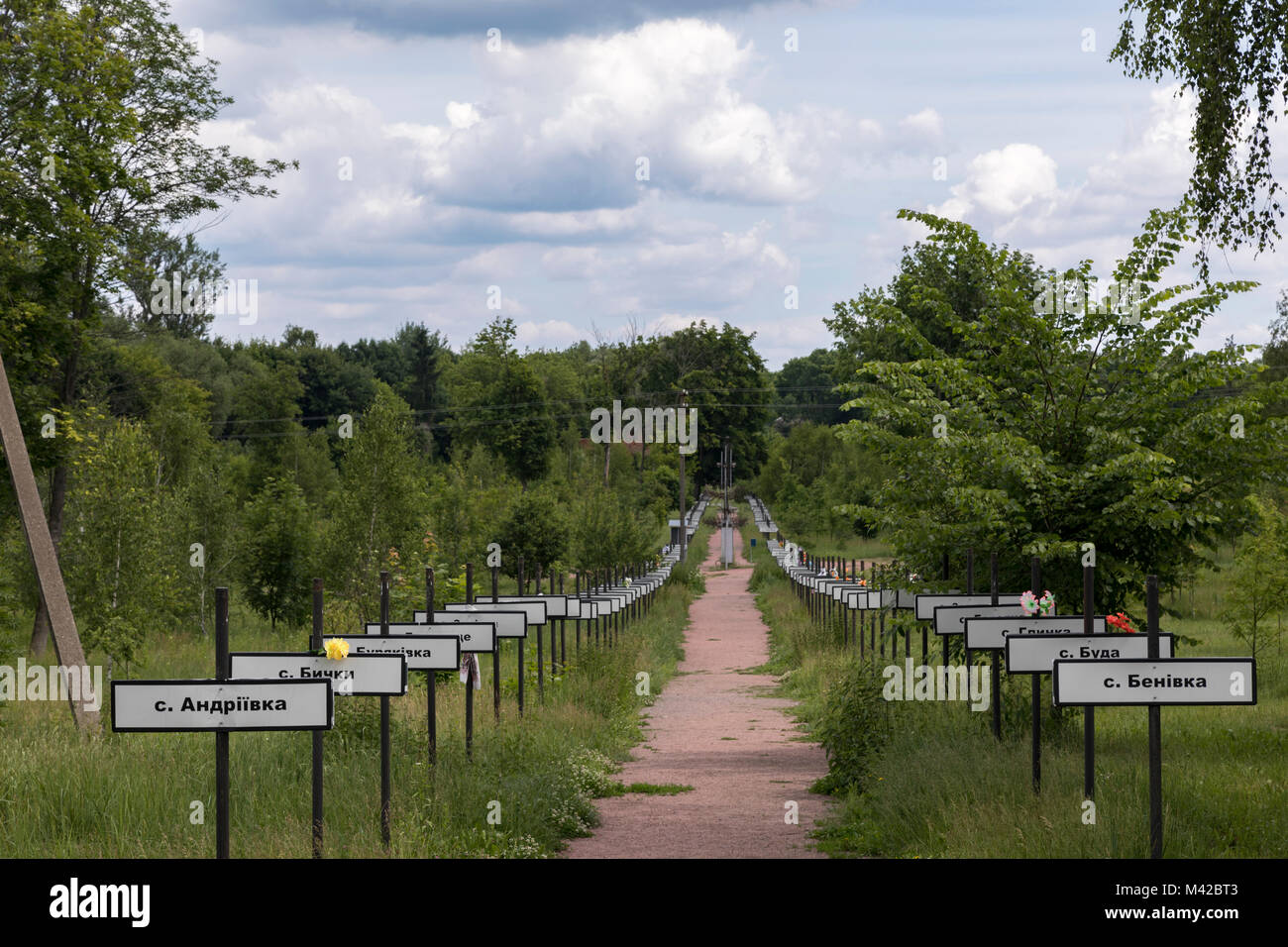 Croci recanti i nomi dei villaggi evacuati dopo l'incidente nucleare di Chernobyl nel 1986 Foto Stock