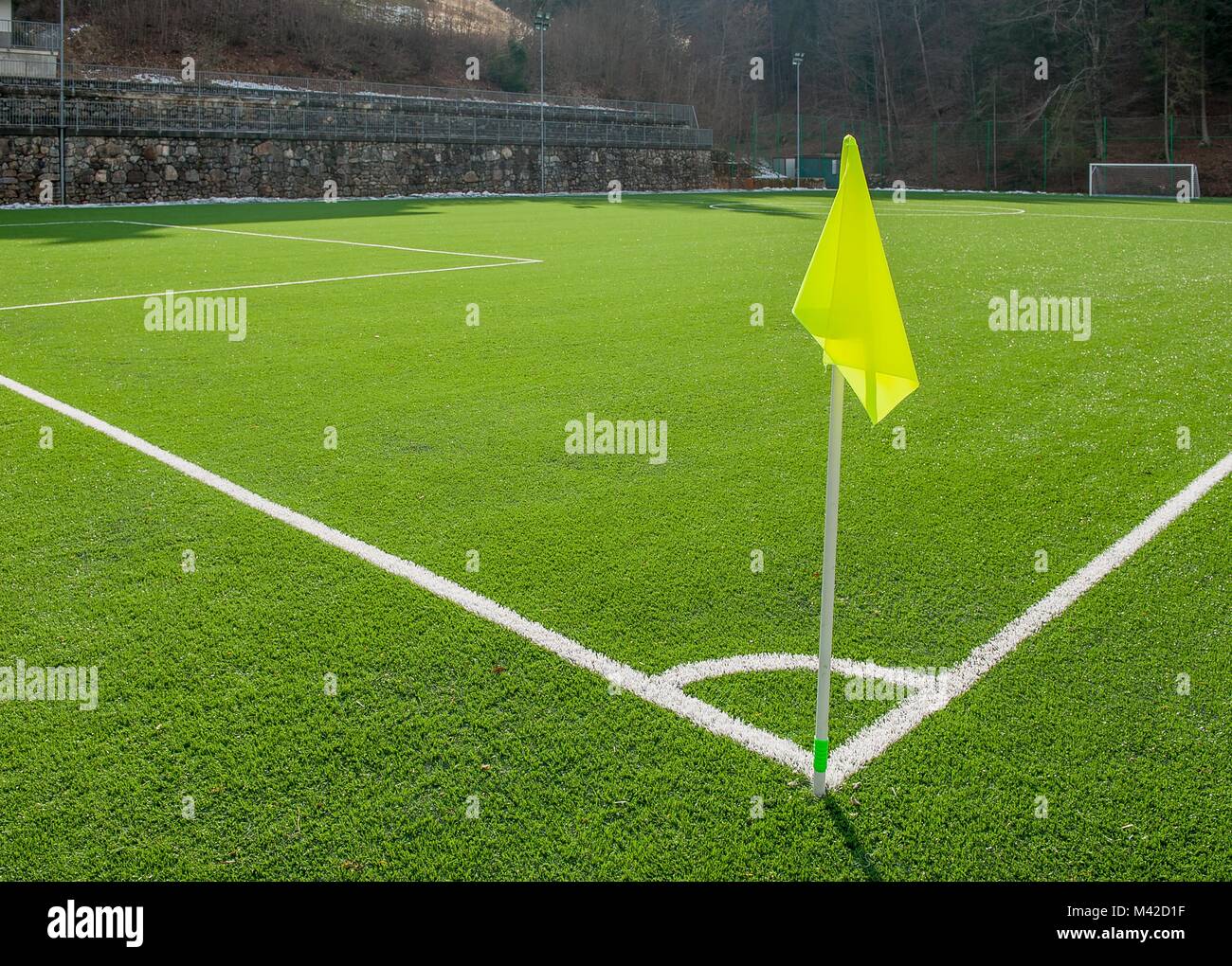 Angolo del campo di calcio con tappeto erboso artificiale bandiera Foto Stock